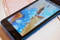 画像ギャラリー No.034のサムネイル画像 / KDDIの2013冬モデルスマートフォン＆タブレットを触ってきた。スペックは横一線で使い勝手に工夫を凝らした製品が目立つ