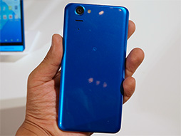 画像ギャラリー No.041のサムネイル画像 / KDDIの2013冬モデルスマートフォン＆タブレットを触ってきた。スペックは横一線で使い勝手に工夫を凝らした製品が目立つ
