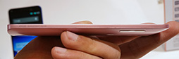 画像ギャラリー No.047のサムネイル画像 / KDDIの2013冬モデルスマートフォン＆タブレットを触ってきた。スペックは横一線で使い勝手に工夫を凝らした製品が目立つ