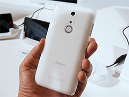 画像ギャラリー No.054のサムネイル画像 / KDDIの2013冬モデルスマートフォン＆タブレットを触ってきた。スペックは横一線で使い勝手に工夫を凝らした製品が目立つ
