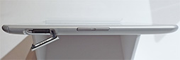 画像ギャラリー No.062のサムネイル画像 / KDDIの2013冬モデルスマートフォン＆タブレットを触ってきた。スペックは横一線で使い勝手に工夫を凝らした製品が目立つ