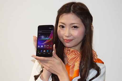 画像ギャラリー No.002のサムネイル画像 / KDDI，2014春モデルのスマートフォン5製品などを発表。曲面ボディのスマホや6.4インチファブレットに注目