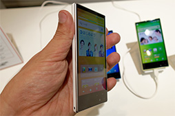 画像ギャラリー No.043のサムネイル画像 / KDDIの2014春モデルのスマートフォン＆タブレットをチェック。大画面ファブレットにコンパクトなハイスペック機と充実したラインナップ