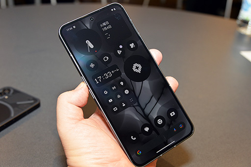 画像ギャラリー No.002のサムネイル画像 / 背面がLEDで派手に光るスマートフォン「Nothing Phone （2）」が7月25日に発売。搭載SoCの変更で性能が大幅強化