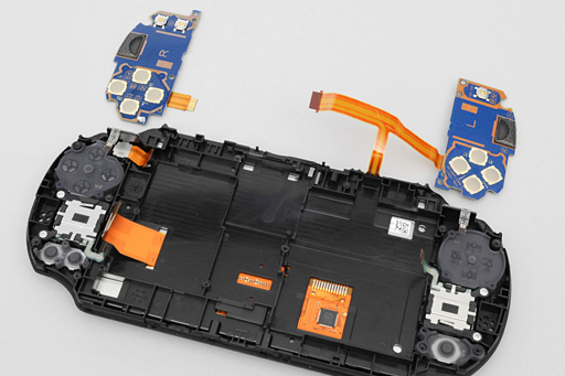 画像ギャラリー No.038のサムネイル画像 / 新型PS Vita「PCH-2000」分解レポート。コストダウンと薄型軽量化に向けた努力の跡が窺える