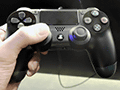 ［E3 2013］PlayStation 4にさっそく触ってみた。「DUALSHOCK 4」は持ちやすさとアナログスティック＆トリガーの操作性が向上