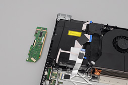 画像ギャラリー No.038のサムネイル画像 / 「PlayStation 4」分解レポート。AMDのカスタムAPUを搭載する新世代マシンは，とてもゲーム機らしいゲーム機だった