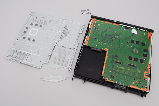 画像ギャラリー No.048のサムネイル画像 / 「PlayStation 4」分解レポート。AMDのカスタムAPUを搭載する新世代マシンは，とてもゲーム機らしいゲーム機だった