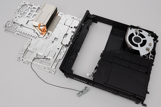 画像ギャラリー No.053のサムネイル画像 / 「PlayStation 4」分解レポート。AMDのカスタムAPUを搭載する新世代マシンは，とてもゲーム機らしいゲーム機だった
