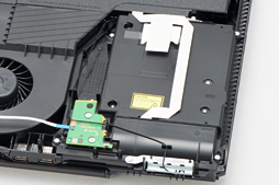 画像ギャラリー No.018のサムネイル画像 / 新型PS4「CUH-1200」分解レポート。軽量化と省電力化を実現した背景には，筐体と基板のシンプル化があった