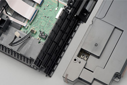 画像ギャラリー No.021のサムネイル画像 / 新型PS4「CUH-1200」分解レポート。軽量化と省電力化を実現した背景には，筐体と基板のシンプル化があった
