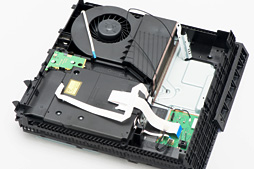 画像ギャラリー No.024のサムネイル画像 / 新型PS4「CUH-1200」分解レポート。軽量化と省電力化を実現した背景には，筐体と基板のシンプル化があった