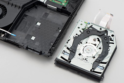 画像ギャラリー No.025のサムネイル画像 / 新型PS4「CUH-1200」分解レポート。軽量化と省電力化を実現した背景には，筐体と基板のシンプル化があった
