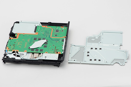 画像ギャラリー No.029のサムネイル画像 / 新型PS4「CUH-1200」分解レポート。軽量化と省電力化を実現した背景には，筐体と基板のシンプル化があった