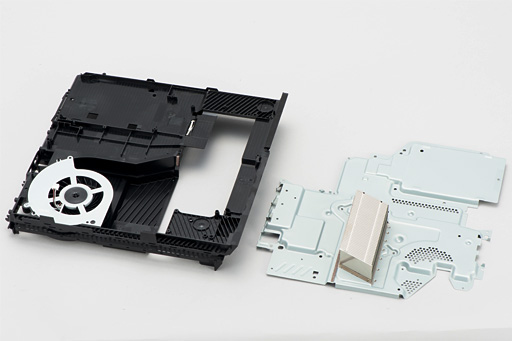 画像ギャラリー No.035のサムネイル画像 / 新型PS4「CUH-1200」分解レポート。軽量化と省電力化を実現した背景には，筐体と基板のシンプル化があった
