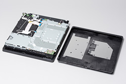 画像ギャラリー No.032のサムネイル画像 / 新型PS4「CUH-2000」分解レポート。カスタムAPUの刷新で生まれた余裕を小型化に振った，順当な進化版を見る