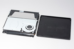 画像ギャラリー No.034のサムネイル画像 / 新型PS4「CUH-2000」分解レポート。カスタムAPUの刷新で生まれた余裕を小型化に振った，順当な進化版を見る