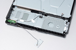 画像ギャラリー No.037のサムネイル画像 / 新型PS4「CUH-2000」分解レポート。カスタムAPUの刷新で生まれた余裕を小型化に振った，順当な進化版を見る