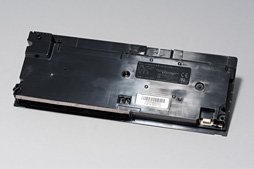 画像ギャラリー No.038のサムネイル画像 / 新型PS4「CUH-2000」分解レポート。カスタムAPUの刷新で生まれた余裕を小型化に振った，順当な進化版を見る