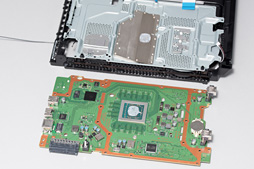 画像ギャラリー No.051のサムネイル画像 / 新型PS4「CUH-2000」分解レポート。カスタムAPUの刷新で生まれた余裕を小型化に振った，順当な進化版を見る