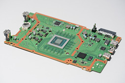 画像ギャラリー No.071のサムネイル画像 / 新型PS4「CUH-2000」分解レポート。カスタムAPUの刷新で生まれた余裕を小型化に振った，順当な進化版を見る