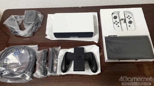 画像ギャラリー No.011のサムネイル画像 / 本日発売「Nintendo Switch（有機ELモデル）」を開封！ 映像や本体の仕様は従来モデルと何が違うのか，写真や動画で比較してみた