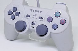 画像ギャラリー No.010のサムネイル画像 / PlayStation 5用ゲームパッド「DualSense」が発表されたので，PSシリーズを支えた「DUALSHOCK」の進化を見比べてみる