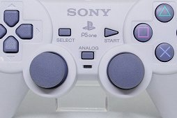 画像ギャラリー No.011のサムネイル画像 / PlayStation 5用ゲームパッド「DualSense」が発表されたので，PSシリーズを支えた「DUALSHOCK」の進化を見比べてみる
