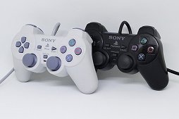 画像ギャラリー No.017のサムネイル画像 / PlayStation 5用ゲームパッド「DualSense」が発表されたので，PSシリーズを支えた「DUALSHOCK」の進化を見比べてみる