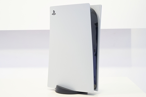 画像ギャラリー No.001のサムネイル画像 / 8K写真で見るPlayStation 5本体とDualSense。本体は静音性に優れ，ゲームパッドは新しくも実用的に
