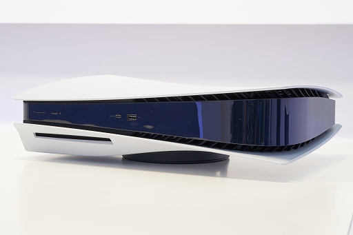 画像ギャラリー No.003のサムネイル画像 / 8K写真で見るPlayStation 5本体とDualSense。本体は静音性に優れ，ゲームパッドは新しくも実用的に