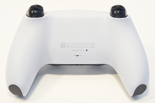 画像ギャラリー No.005のサムネイル画像 / 8K写真で見るPlayStation 5本体とDualSense。本体は静音性に優れ，ゲームパッドは新しくも実用的に