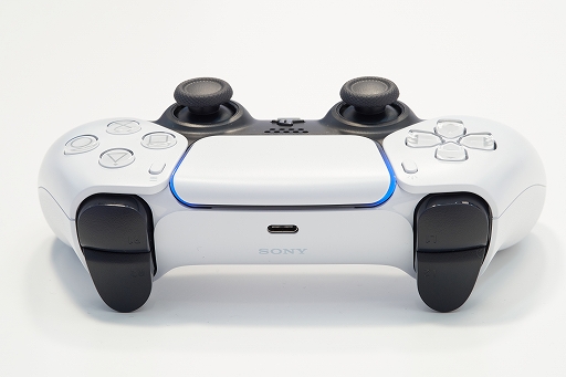 画像ギャラリー No.006のサムネイル画像 / 8K写真で見るPlayStation 5本体とDualSense。本体は静音性に優れ，ゲームパッドは新しくも実用的に