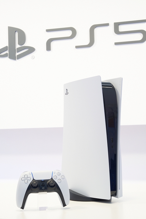 画像ギャラリー No.007のサムネイル画像 / 8K写真で見るPlayStation 5本体とDualSense。本体は静音性に優れ，ゲームパッドは新しくも実用的に