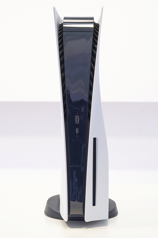画像ギャラリー No.008のサムネイル画像 / 8K写真で見るPlayStation 5本体とDualSense。本体は静音性に優れ，ゲームパッドは新しくも実用的に