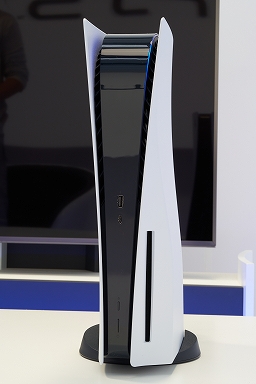 画像ギャラリー No.010のサムネイル画像 / 8K写真で見るPlayStation 5本体とDualSense。本体は静音性に優れ，ゲームパッドは新しくも実用的に
