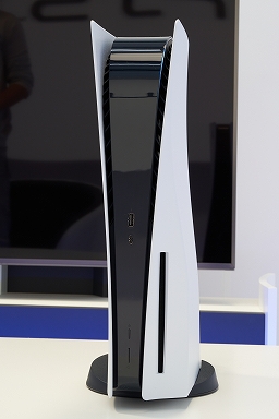 画像ギャラリー No.011のサムネイル画像 / 8K写真で見るPlayStation 5本体とDualSense。本体は静音性に優れ，ゲームパッドは新しくも実用的に