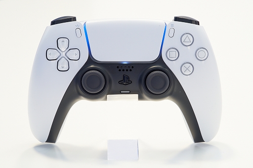 画像ギャラリー No.012のサムネイル画像 / 8K写真で見るPlayStation 5本体とDualSense。本体は静音性に優れ，ゲームパッドは新しくも実用的に
