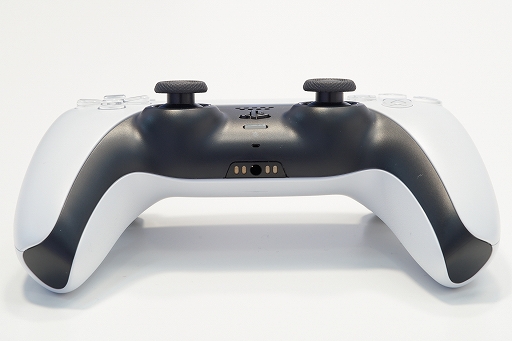 画像ギャラリー No.013のサムネイル画像 / 8K写真で見るPlayStation 5本体とDualSense。本体は静音性に優れ，ゲームパッドは新しくも実用的に