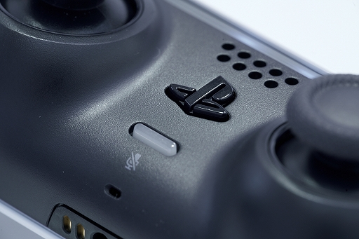 画像ギャラリー No.014のサムネイル画像 / 8K写真で見るPlayStation 5本体とDualSense。本体は静音性に優れ，ゲームパッドは新しくも実用的に