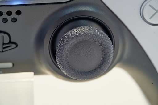 画像ギャラリー No.015のサムネイル画像 / 8K写真で見るPlayStation 5本体とDualSense。本体は静音性に優れ，ゲームパッドは新しくも実用的に