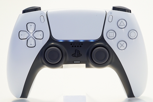 画像ギャラリー No.016のサムネイル画像 / 8K写真で見るPlayStation 5本体とDualSense。本体は静音性に優れ，ゲームパッドは新しくも実用的に