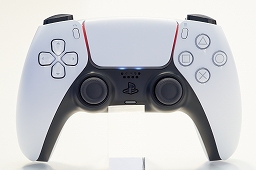 画像ギャラリー No.018のサムネイル画像 / 8K写真で見るPlayStation 5本体とDualSense。本体は静音性に優れ，ゲームパッドは新しくも実用的に