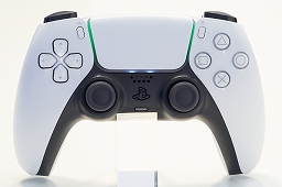 画像ギャラリー No.019のサムネイル画像 / 8K写真で見るPlayStation 5本体とDualSense。本体は静音性に優れ，ゲームパッドは新しくも実用的に