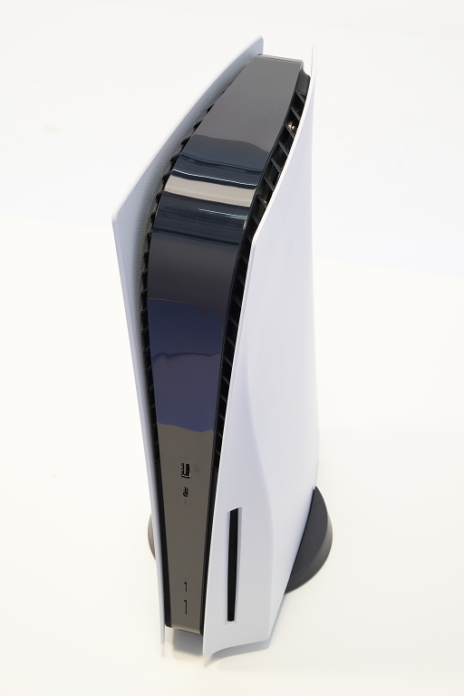画像ギャラリー No.024のサムネイル画像 / 8K写真で見るPlayStation 5本体とDualSense。本体は静音性に優れ，ゲームパッドは新しくも実用的に