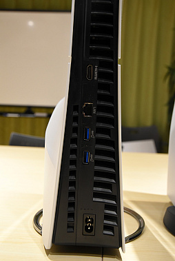 画像ギャラリー No.011のサムネイル画像 / スリムになった新型PS5を従来型と比較してみた。思った以上に小さく軽く，カバーの取り外しはより手軽に