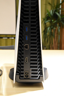 画像ギャラリー No.012のサムネイル画像 / スリムになった新型PS5を従来型と比較してみた。思った以上に小さく軽く，カバーの取り外しはより手軽に