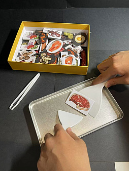 画像ギャラリー No.004のサムネイル画像 / 鉄板焼きを作るボードゲーム「TeppanDo」がKickstarterでキャンペーン展開中。衛生第一素手厳禁，ヘラを使って食材カードをうまくひっくり返そう