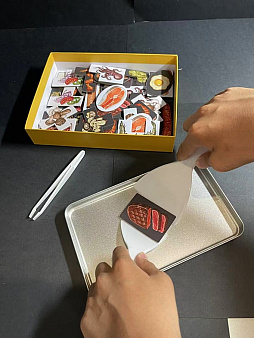 画像ギャラリー No.005のサムネイル画像 / 鉄板焼きを作るボードゲーム「TeppanDo」がKickstarterでキャンペーン展開中。衛生第一素手厳禁，ヘラを使って食材カードをうまくひっくり返そう