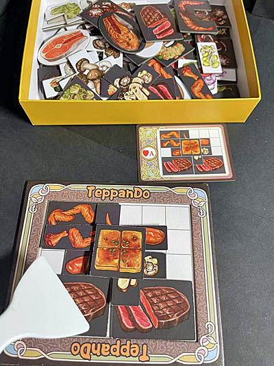 画像ギャラリー No.007のサムネイル画像 / 鉄板焼きを作るボードゲーム「TeppanDo」がKickstarterでキャンペーン展開中。衛生第一素手厳禁，ヘラを使って食材カードをうまくひっくり返そう